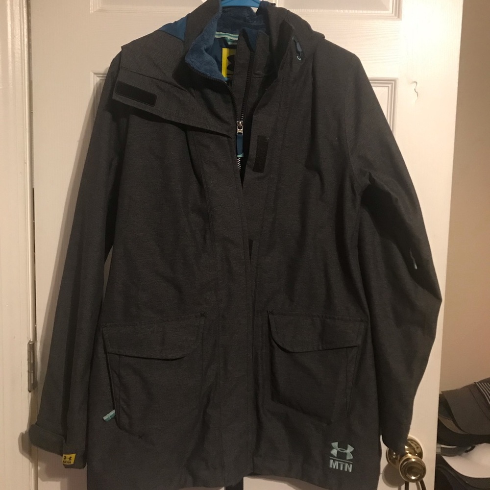 Women’s under armour MNT jacket, Size M